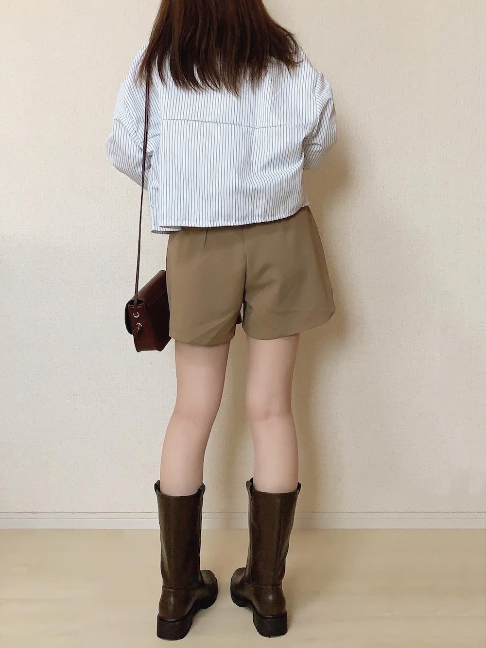 ベージュ系のその他パンツ、ブラウン系のショルダーバッグ、ホワイト系のTシャツ/カットソーを着用したレディースの春コーディネートの5枚目の写真