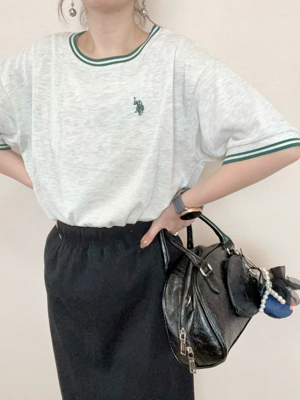 ベージュ系のTシャツ/カットソー、ブラック系のスカートを着用したレディースの春コーディネートの3枚目の写真