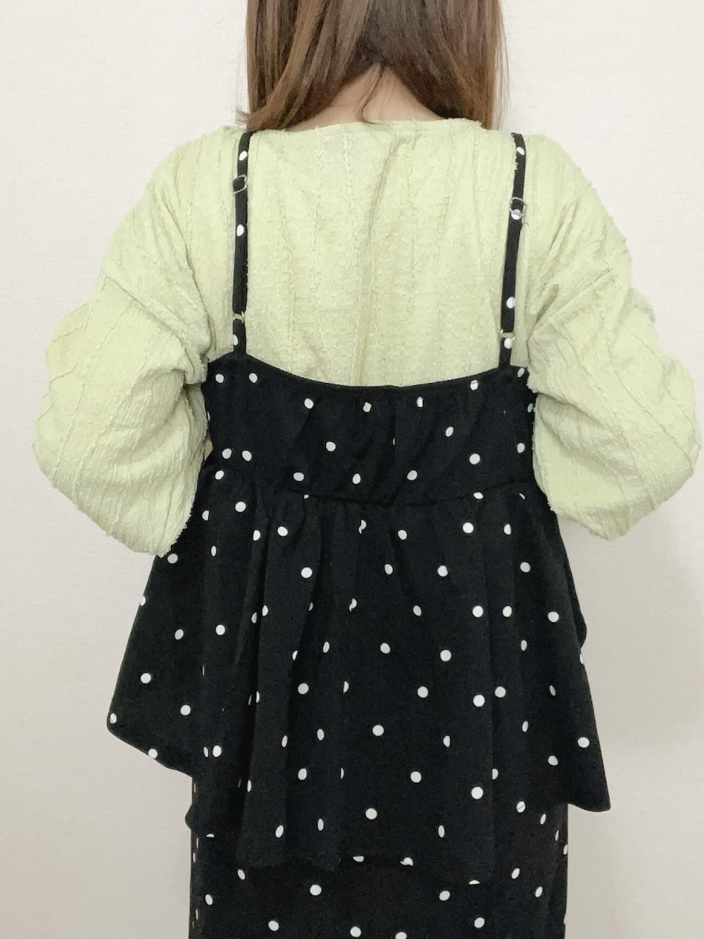 グリーン系のTシャツ/カットソー、ブラック系のワンピースを着用したレディースの春コーディネートの4枚目の写真