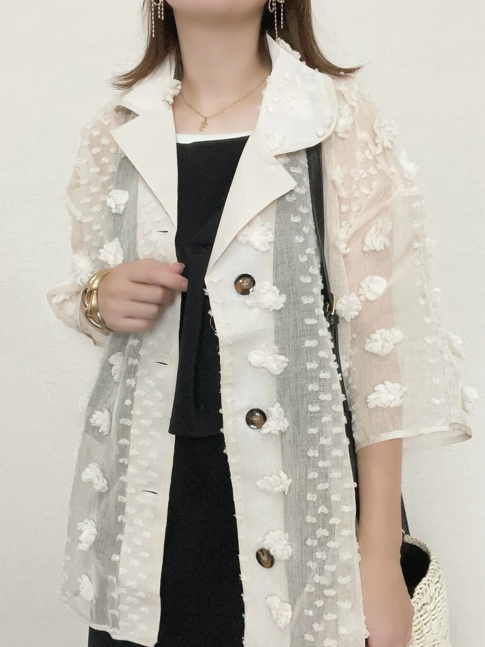 ベージュ系のシャツ/ブラウス、ブラック系のワンピースを着用したレディースの夏コーディネートの4枚目の写真