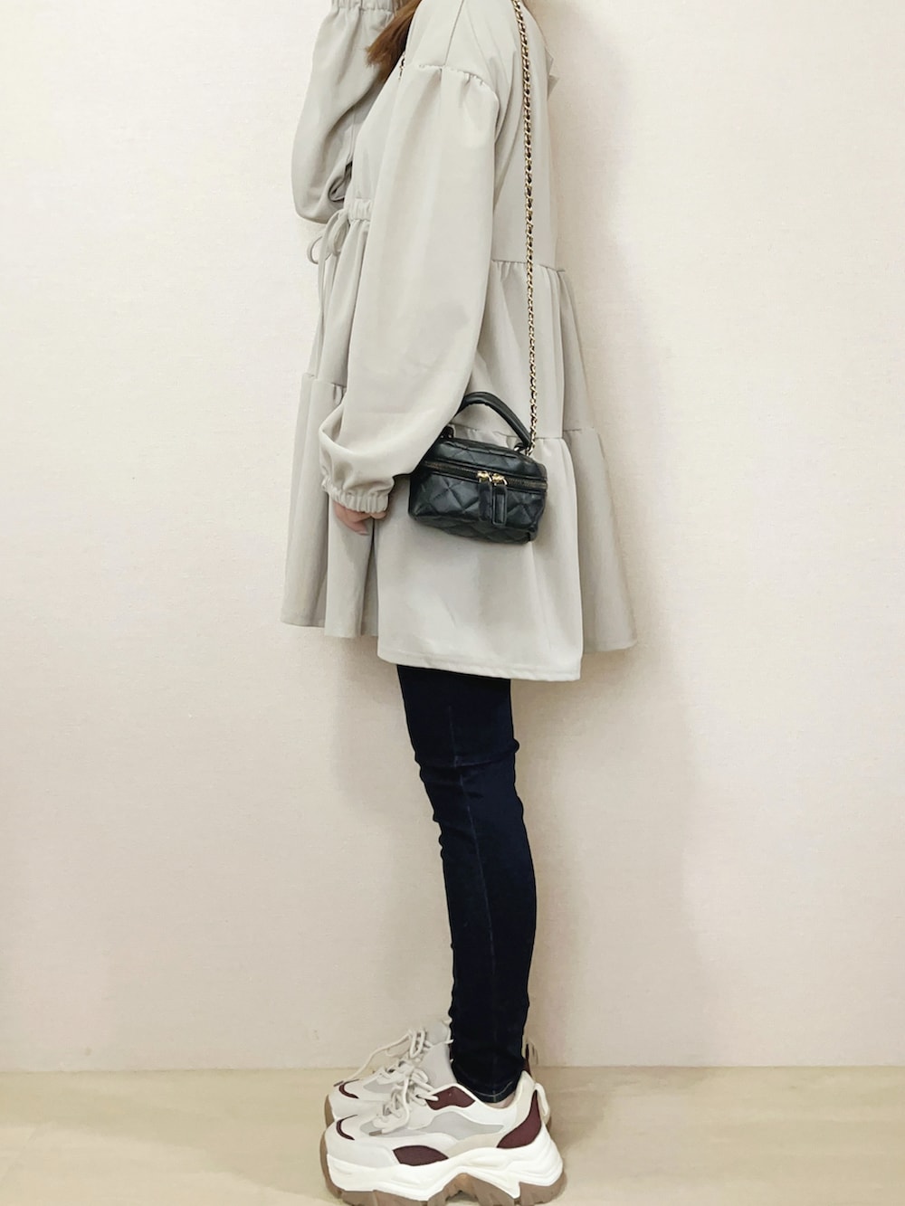 グレー系のシャツ/ブラウス、ブラック系のブーツを着用したレディースの冬コーディネートの3枚目の写真