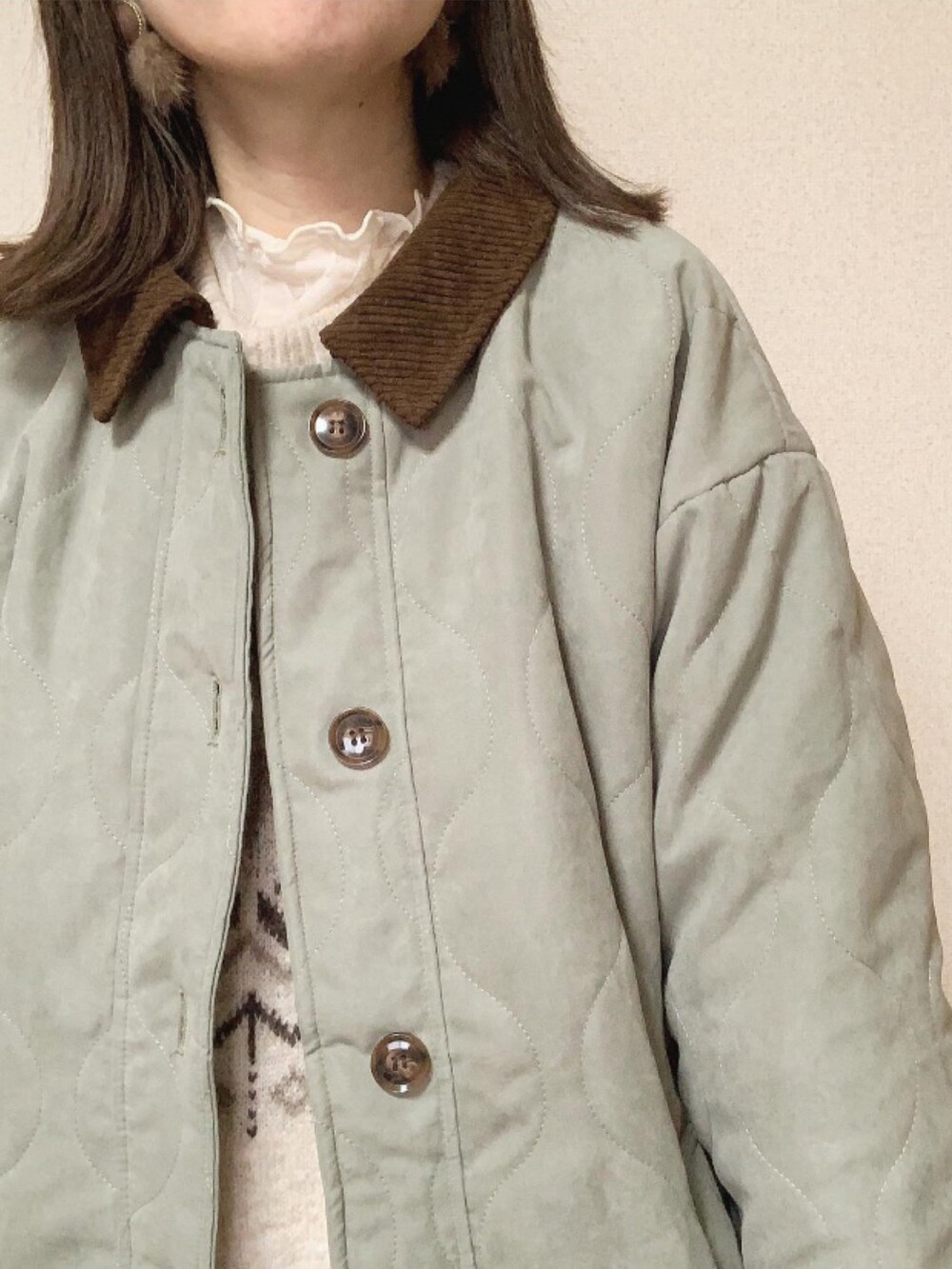 グリーン系のブルゾンを着用したレディースの冬コーディネートの3枚目の写真