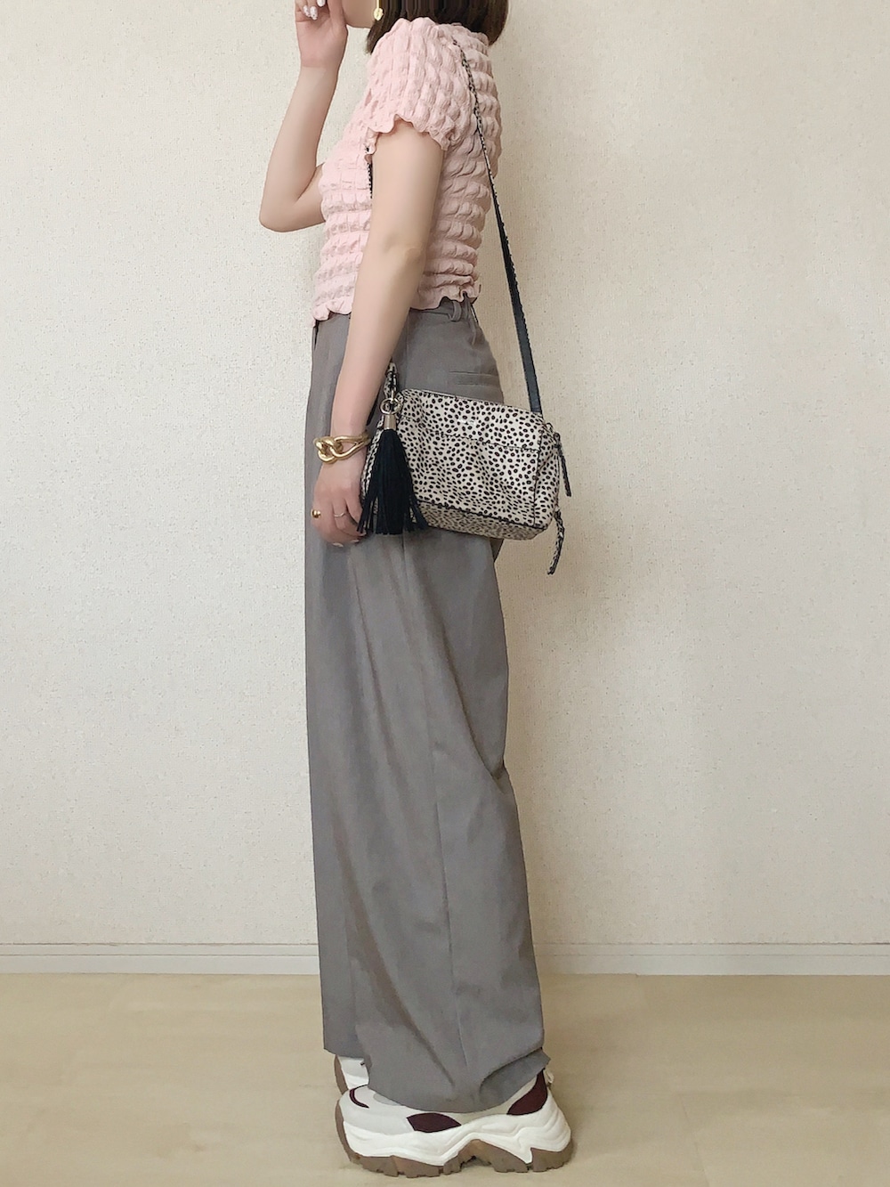 グレー系のその他パンツ、その他のショルダーバッグを着用したレディースの春コーディネートの2枚目の写真