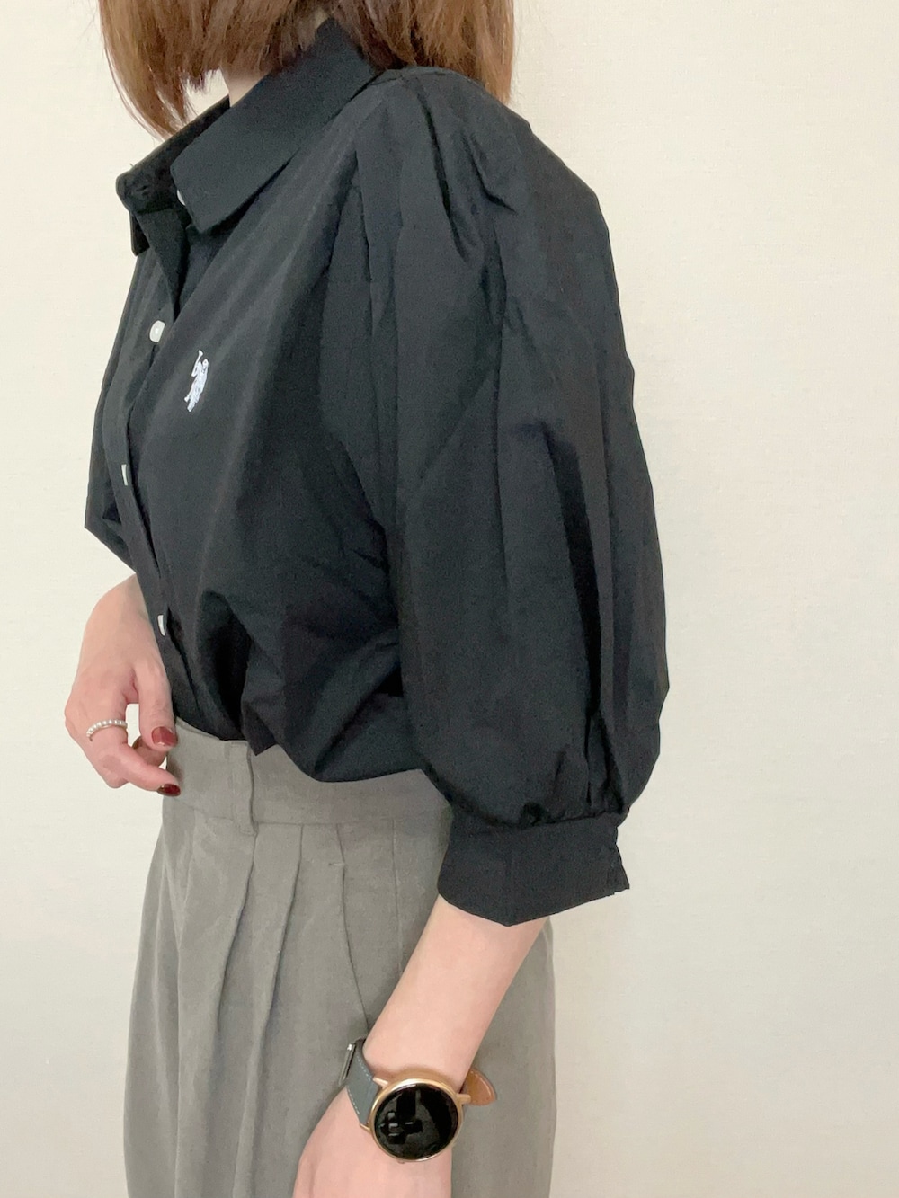 ブラック系のシャツ/ブラウスを着用したレディースの春コーディネートの3枚目の写真