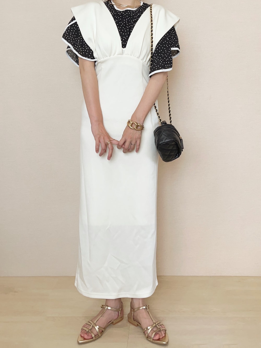 ホワイト系のワンピース、ブラック系のシャツ/ブラウスを着用したレディースの夏コーディネートの2枚目の写真