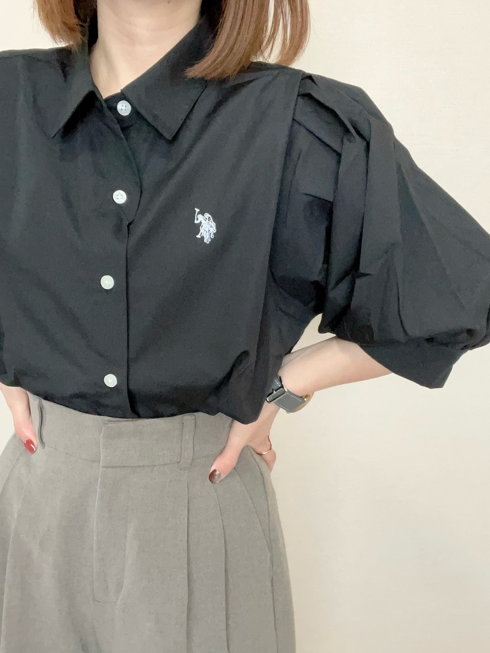 ブラック系のシャツ/ブラウスを着用したレディースの春コーディネートの2枚目の写真