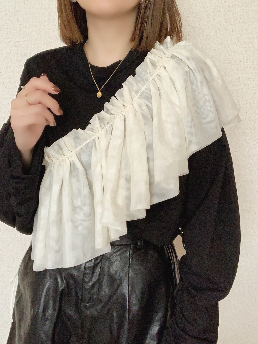 ブラック系のTシャツ/カットソー、ブラック系のその他パンツ、ホワイト系の付け襟を着用したレディースの春コーディネートの4枚目の写真