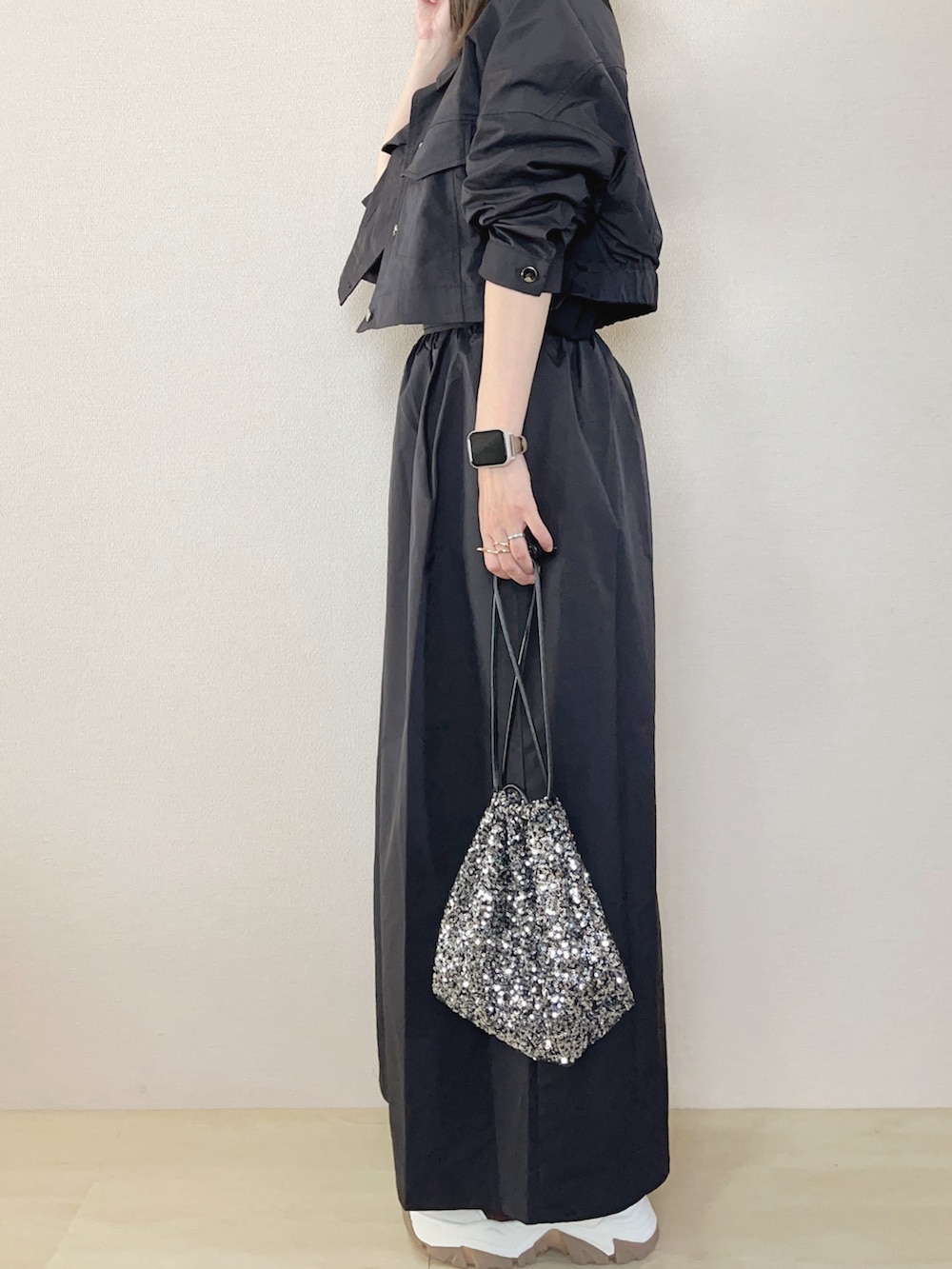 ブラック系のシャツ/ブラウス、ブラック系のスカート、ブラック系のTシャツ/カットソーを着用したレディースの秋コーディネートの2枚目の写真