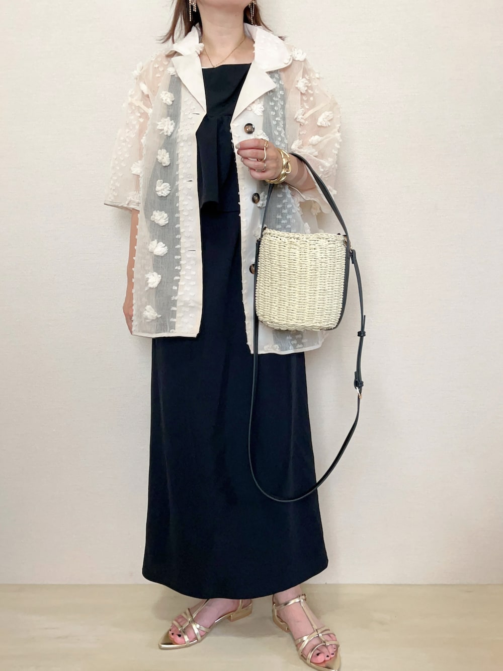 ベージュ系のシャツ/ブラウス、ブラック系のワンピースを着用したレディースの夏コーディネートの2枚目の写真