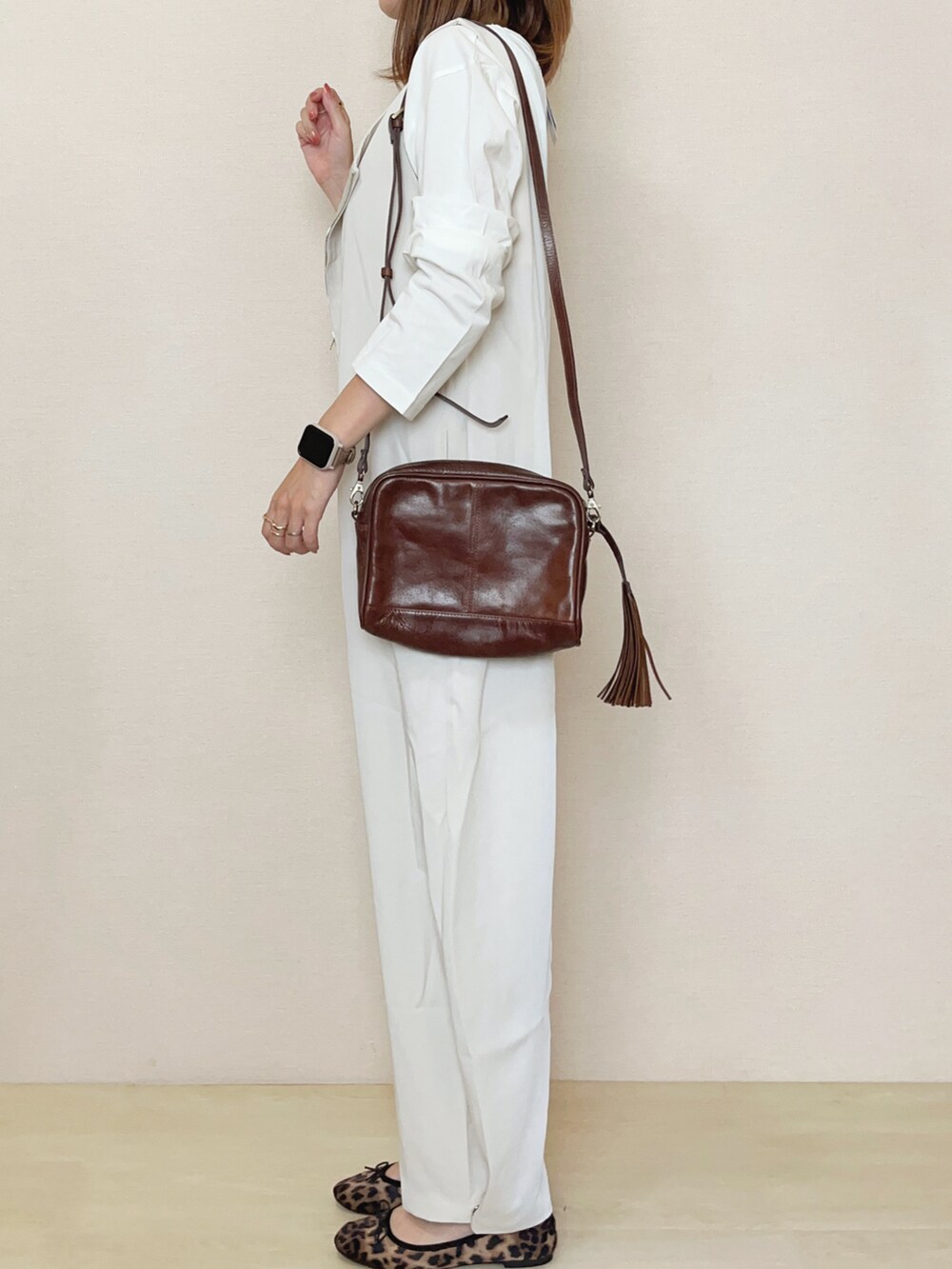 ホワイト系のサロペット/オーバーオール、ホワイト系のTシャツ/カットソーを着用したレディースの夏コーディネートの3枚目の写真