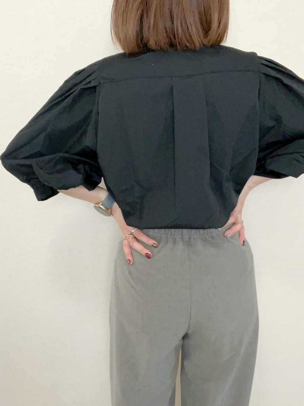 ブラック系のシャツ/ブラウスを着用したレディースの春コーディネートの4枚目の写真