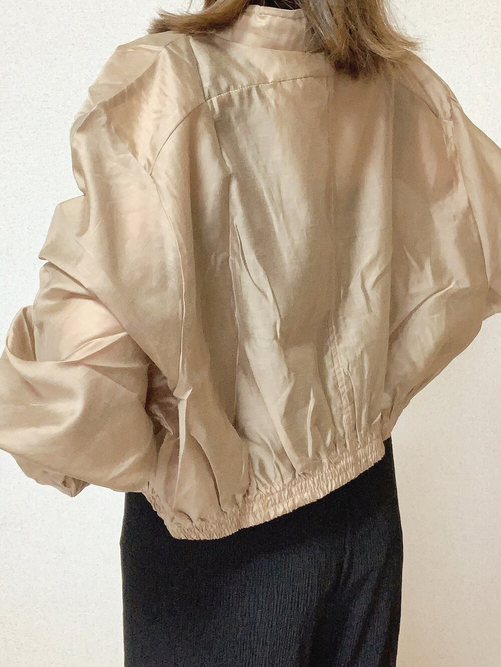 ベージュ系のブルゾン、ブラック系のその他パンツ、その他のTシャツ/カットソーを着用したレディースの春コーディネートの5枚目の写真