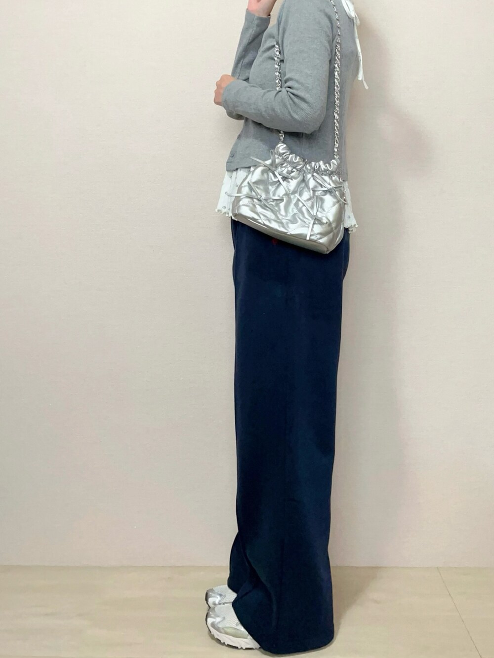 ブルー系のスウェットパンツを着用したレディースの秋コーディネートの2枚目の写真