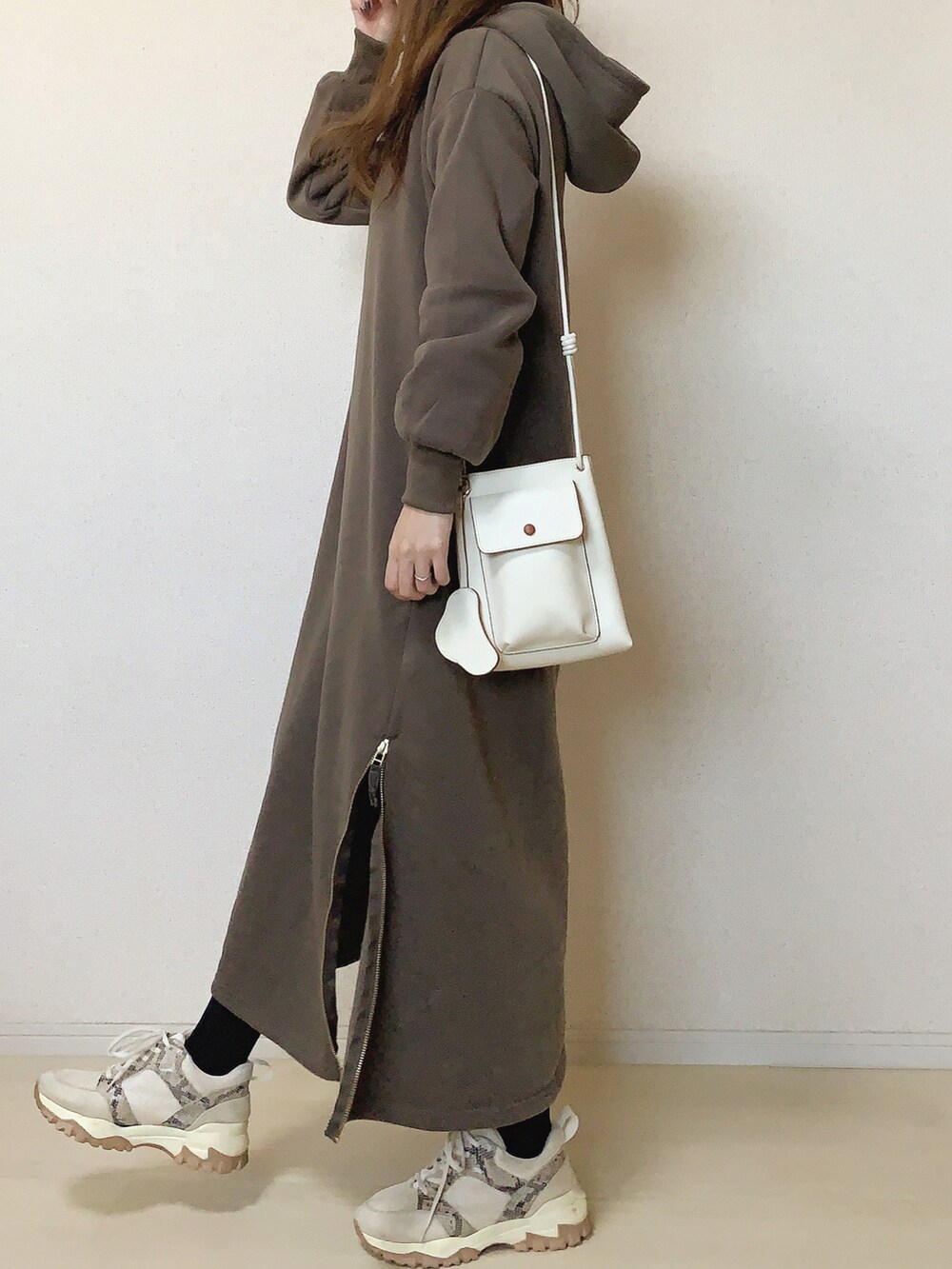 ブラウン系のワンピース、ホワイト系のTシャツ/カットソー、その他のスニーカーを着用したレディースの秋コーディネートの2枚目の写真