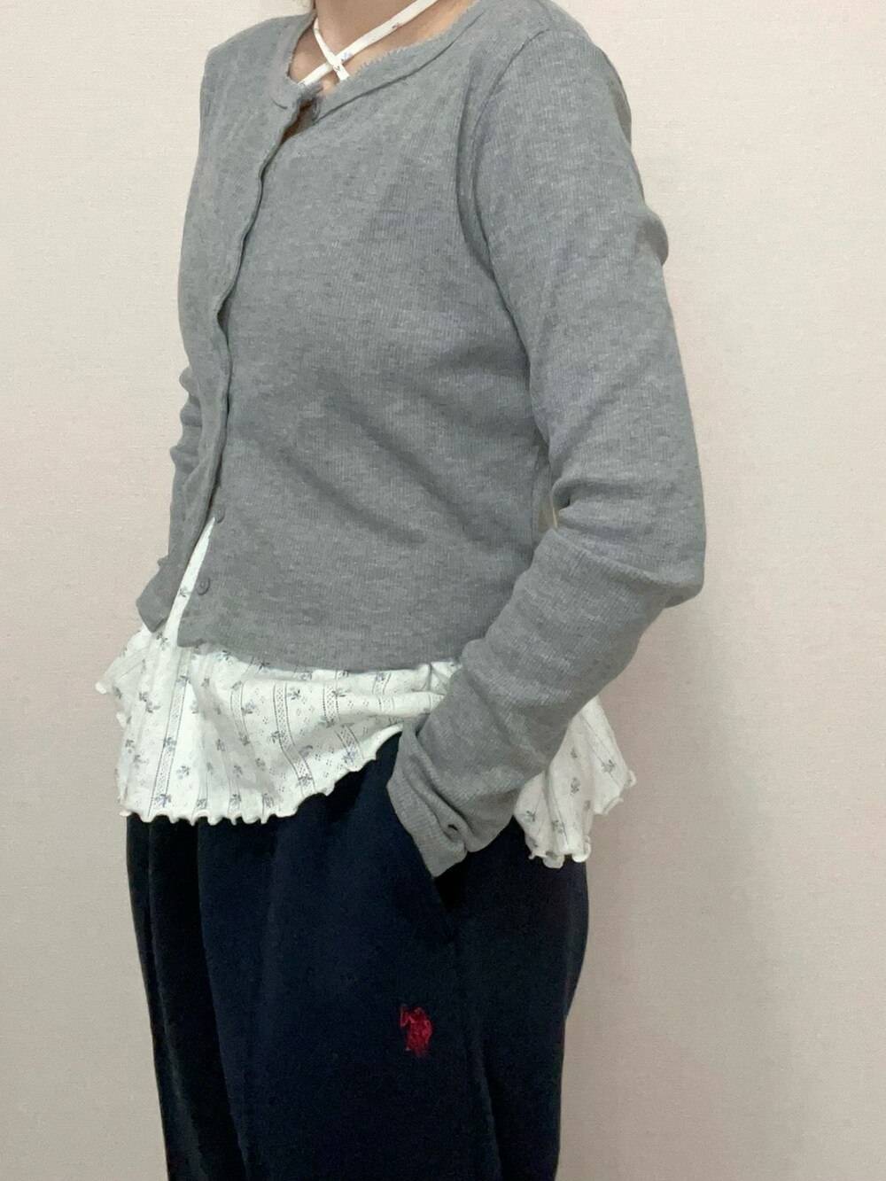 ブルー系のスウェットパンツを着用したレディースの秋コーディネートの3枚目の写真