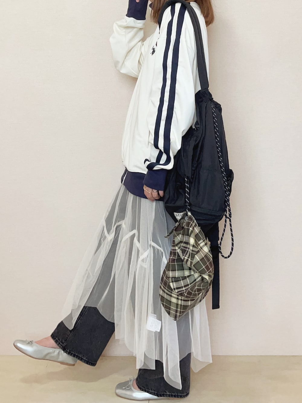 ホワイト系のジャージ、その他のTシャツ/カットソー、ホワイト系のワンピースを着用したレディースの夏コーディネートの3枚目の写真