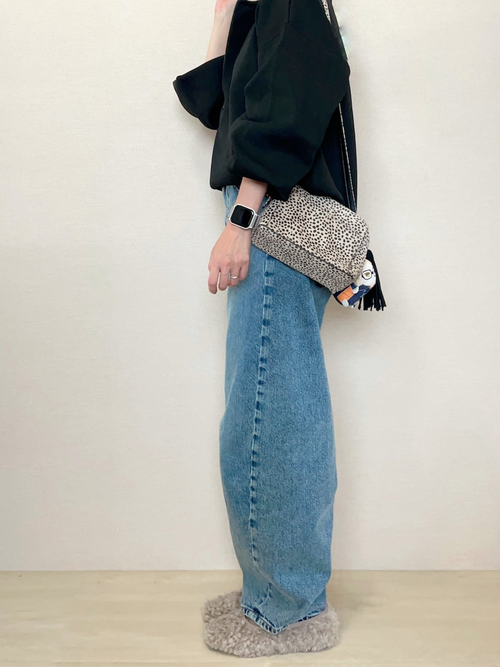 ブラック系のニット/セーター、ベージュ系のバレエシューズを着用したレディースの秋コーディネートの2枚目の写真