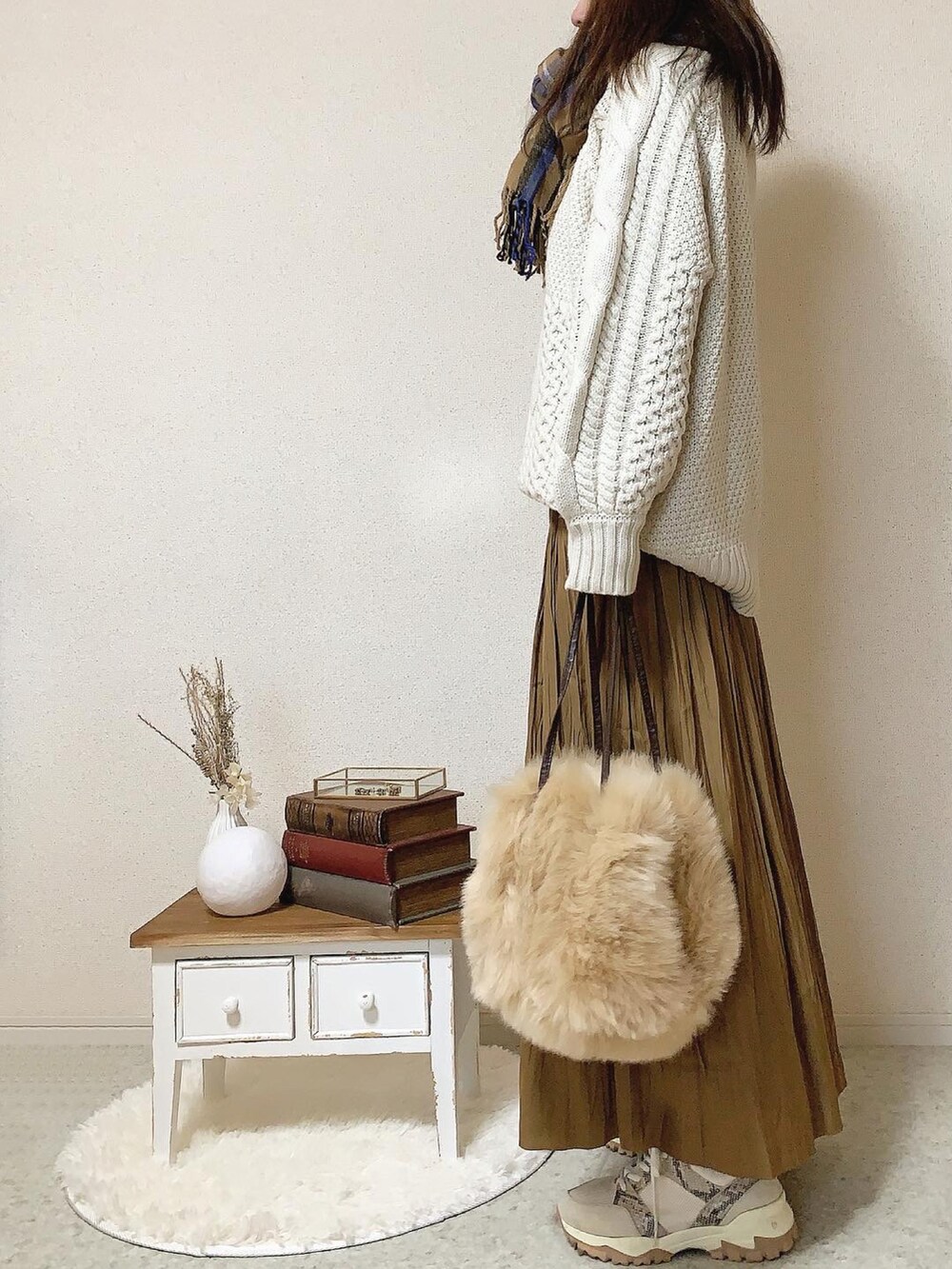 その他のスニーカー、ベージュ系のストール/ショールを着用したレディースの冬コーディネートの2枚目の写真