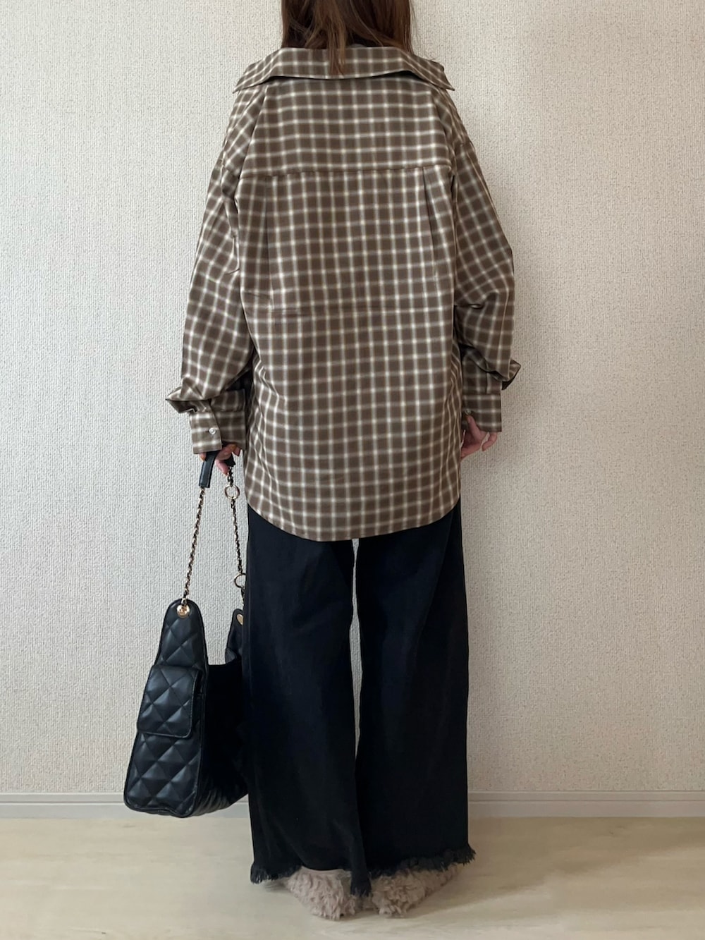 ブラウン系のシャツ/ブラウス、ベージュ系のバレエシューズ、ブラック系のショルダーバッグを着用したレディースの夏コーディネートの3枚目の写真