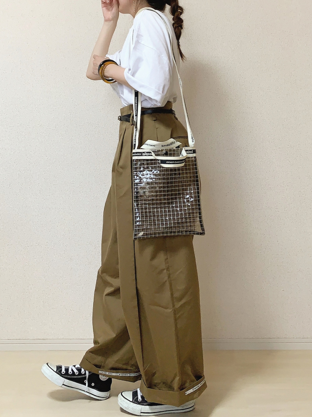 ホワイト系のTシャツ/カットソー、ブラック系のショルダーバッグ、ブラック系のスニーカーを着用したレディースの夏コーディネートの2枚目の写真