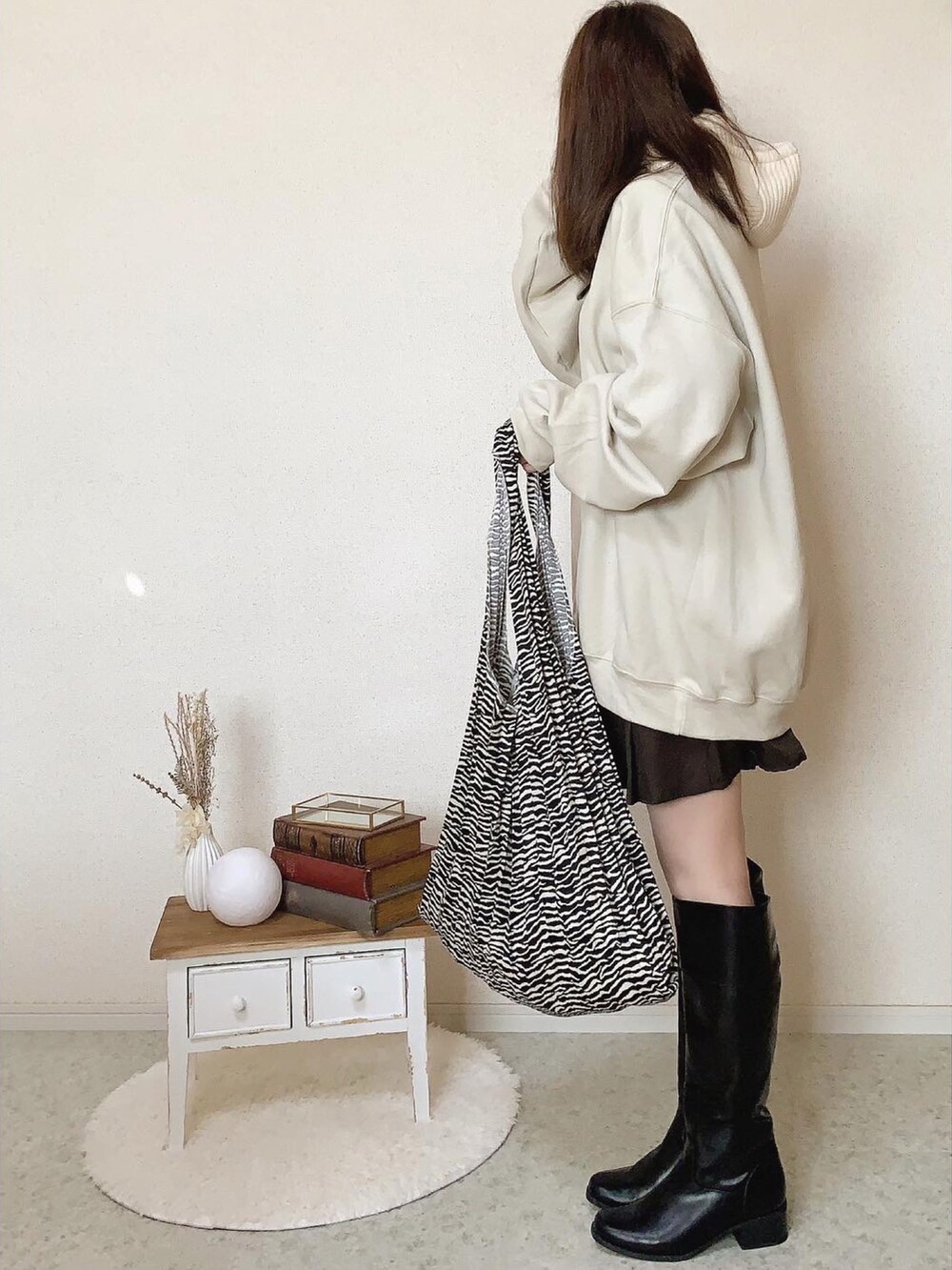 その他のトートバッグ、ベージュ系のスウェットを着用したレディースの秋コーディネートの2枚目の写真