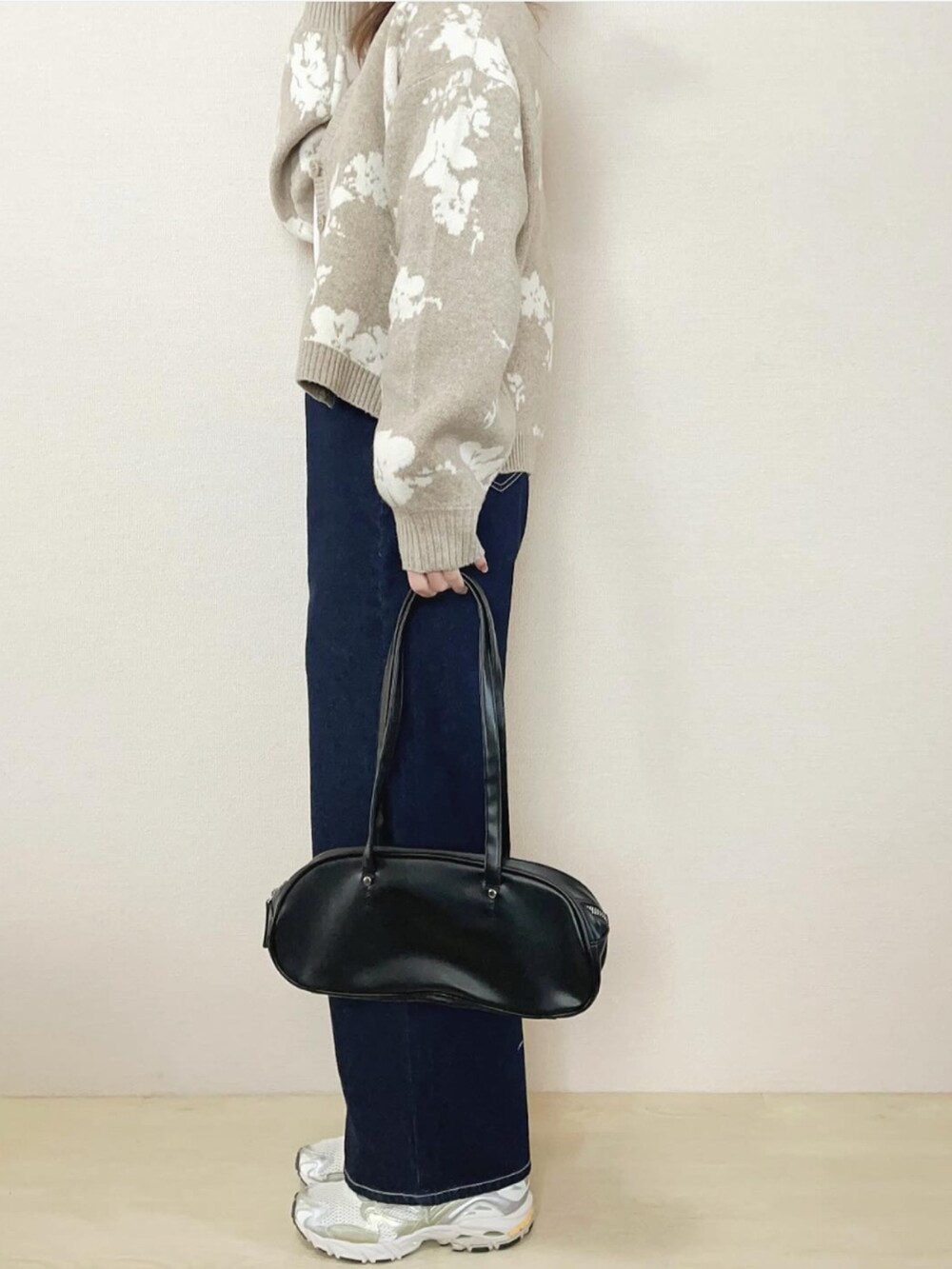 ブルー系のデニムパンツ、ホワイト系のTシャツ/カットソー、その他のネックレスを着用したレディースの冬コーディネートの3枚目の写真