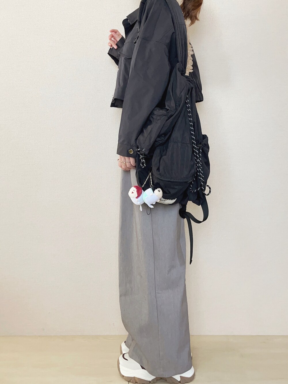 ブラック系のシャツ/ブラウス、グレー系のその他パンツを着用したレディースの秋コーディネートの3枚目の写真