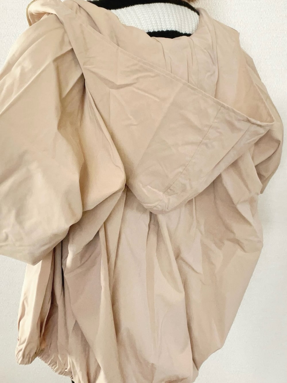 ベージュ系のブルゾン、ブラック系のカーディガン/ボレロを着用したレディースの春コーディネートの5枚目の写真