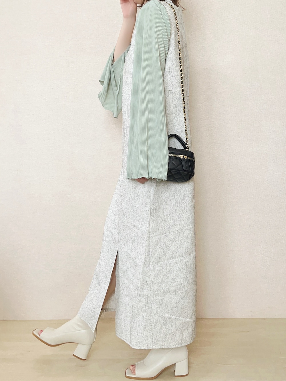 ホワイト系のワンピースを着用したレディースの春コーディネートの3枚目の写真