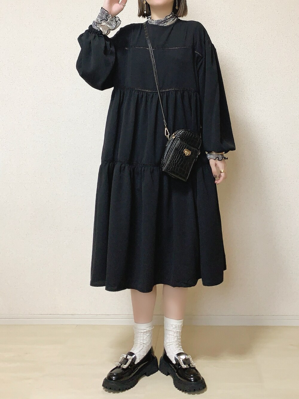 グレー系のTシャツ/カットソー、ブラック系のショルダーバッグ、ブラック系のワンピースを着用したレディースの春コーディネートの2枚目の写真