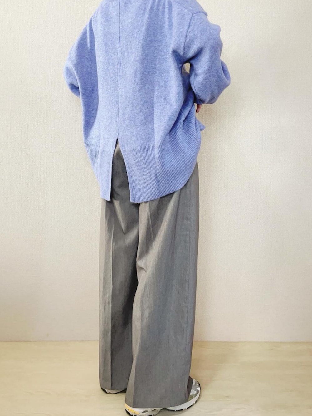 パープル系のニット/セーター、グレー系のその他パンツ、その他のネックレスを着用したレディースの冬コーディネートの3枚目の写真