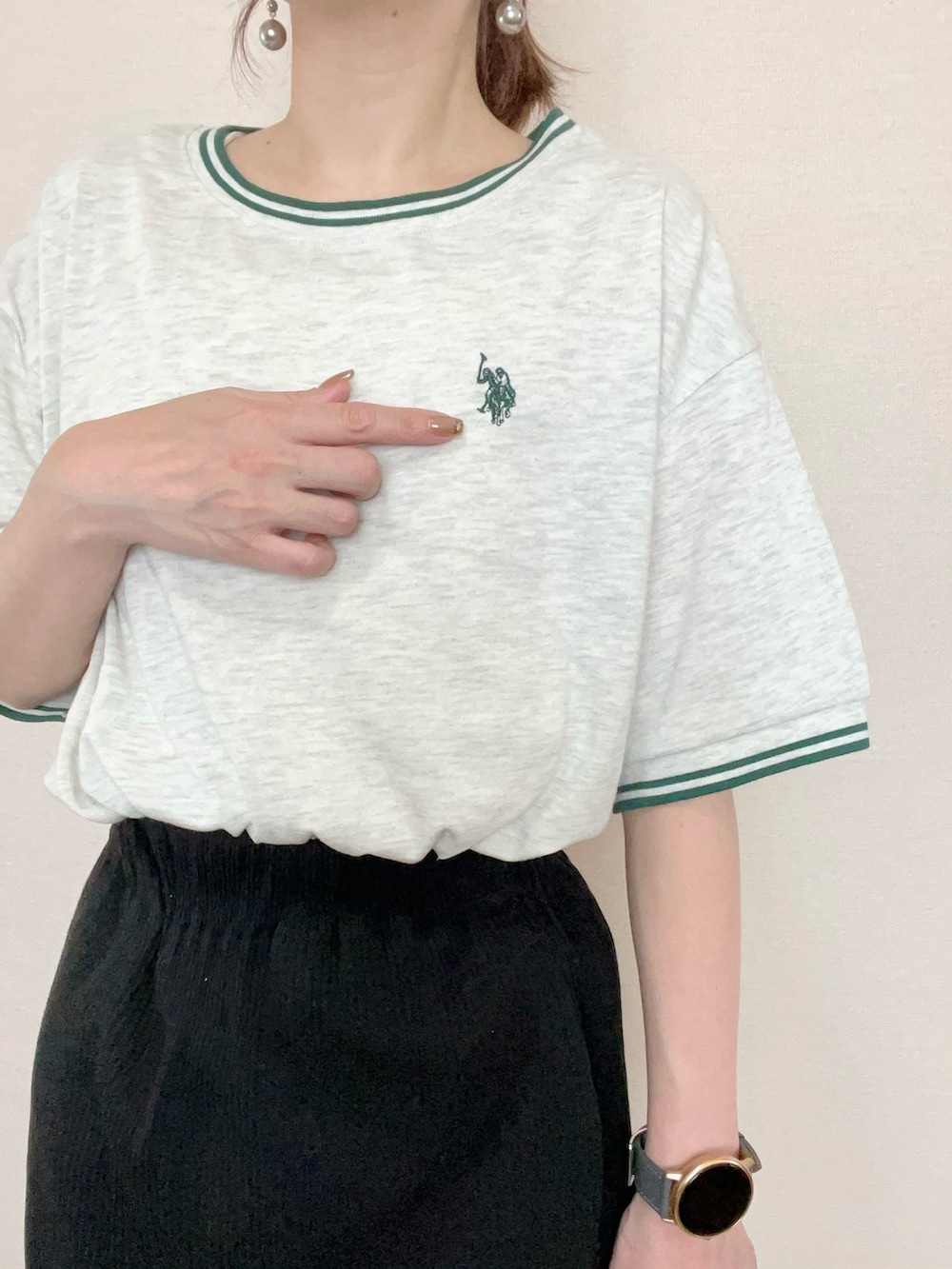 ベージュ系のTシャツ/カットソー、ブラック系のスカートを着用したレディースの春コーディネートの4枚目の写真