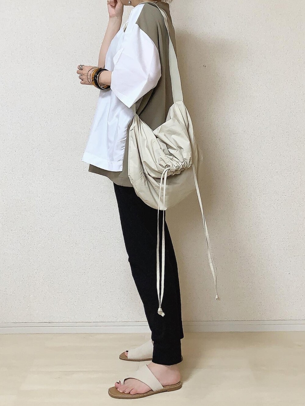 その他のTシャツ/カットソーを着用したレディースの夏コーディネートの2枚目の写真