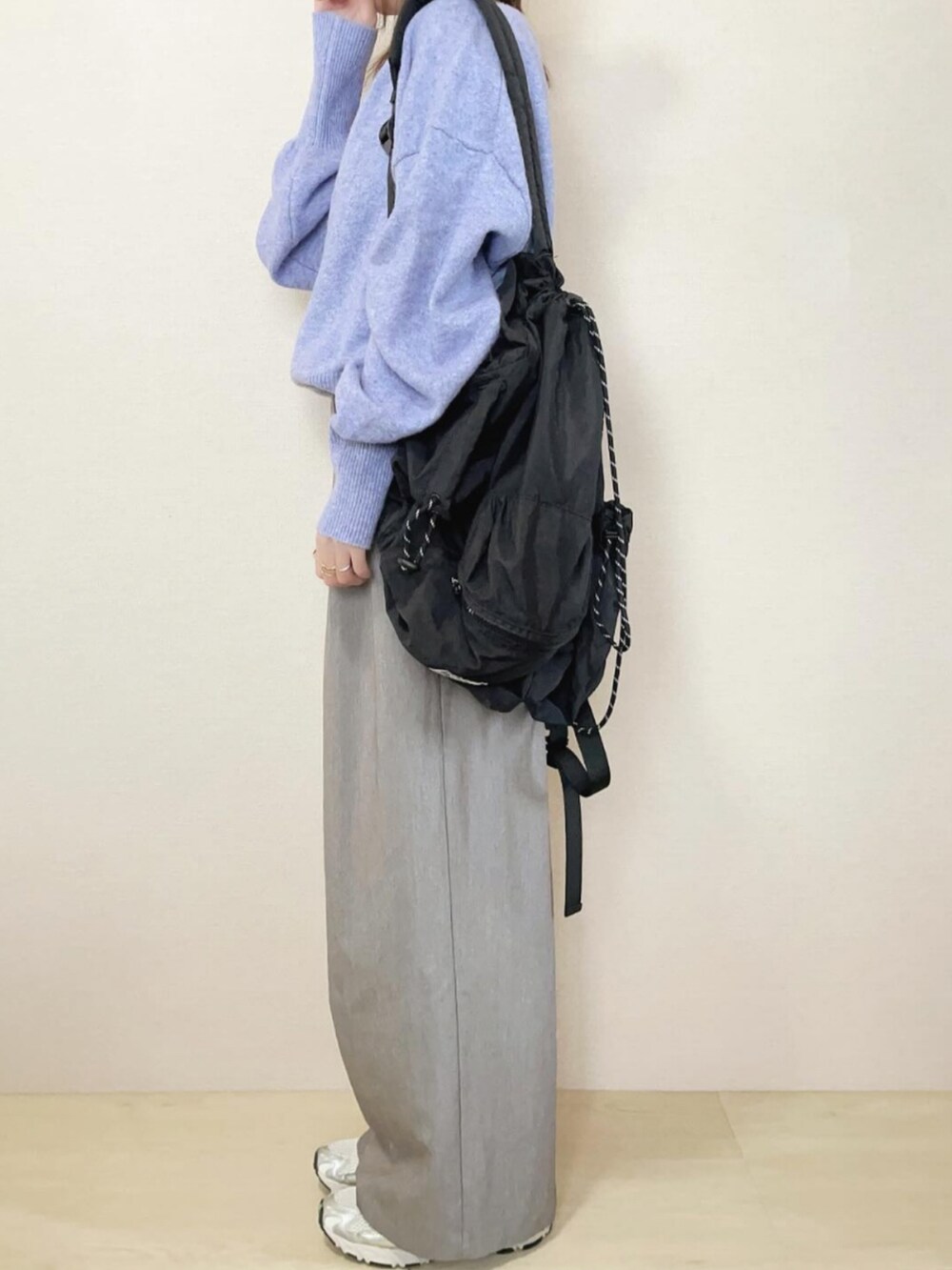 パープル系のニット/セーター、グレー系のその他パンツ、その他のネックレスを着用したレディースの冬コーディネートの2枚目の写真