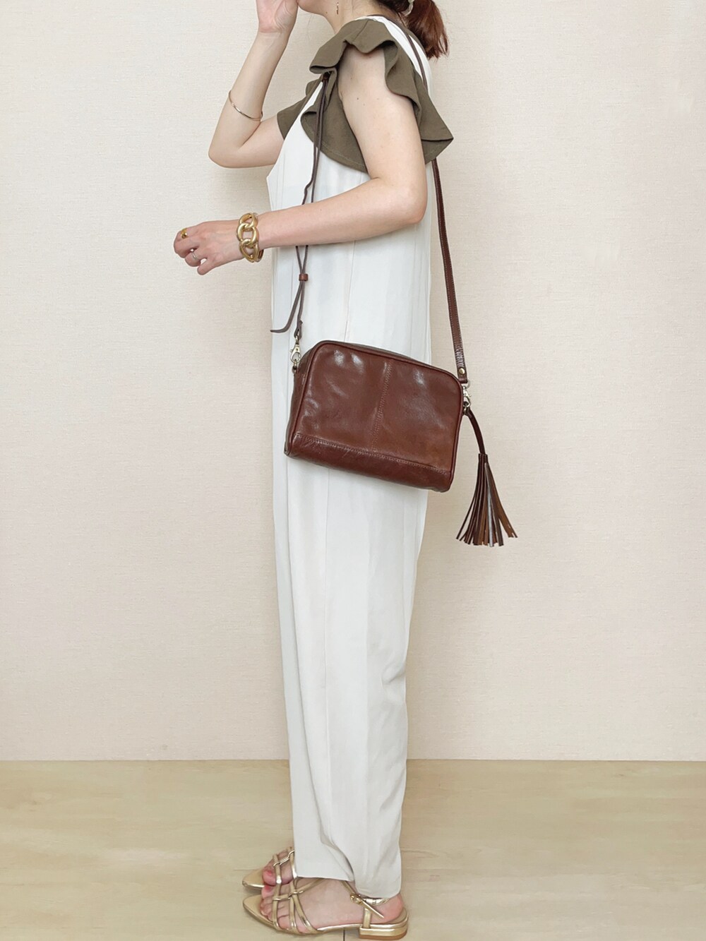 ホワイト系のサロペット/オーバーオールを着用したレディースの夏コーディネートの3枚目の写真