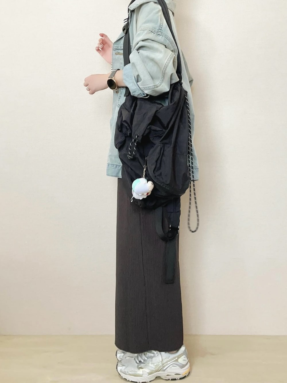 グレー系のスカート、ホワイト系のTシャツ/カットソーを着用したレディースの春コーディネートの3枚目の写真