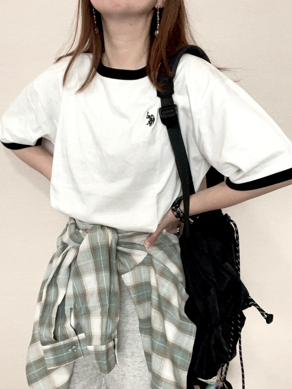 ホワイト系のTシャツ/カットソーを着用したレディースの夏コーディネートの4枚目の写真