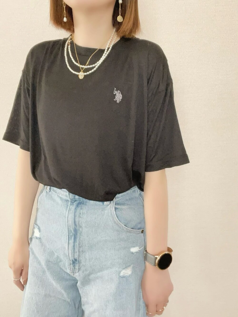 ブラック系のTシャツ/カットソー、ブルー系のデニムパンツを着用したレディースの春コーディネートの4枚目の写真