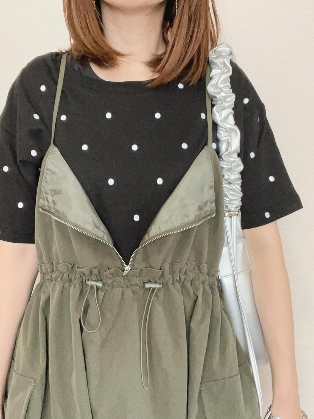 ブラック系のTシャツ/カットソー、シルバー系のショルダーバッグ、シルバー系のスニーカーを着用したレディースの夏コーディネートの3枚目の写真