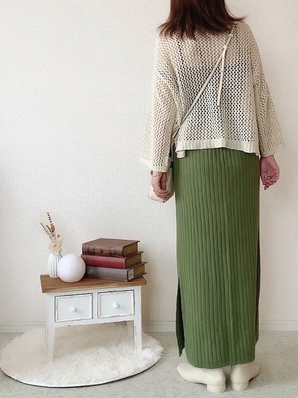 ホワイト系のTシャツ/カットソー、ホワイト系のブーツ、ゴールド系のネックレスを着用したレディースの秋コーディネートの3枚目の写真