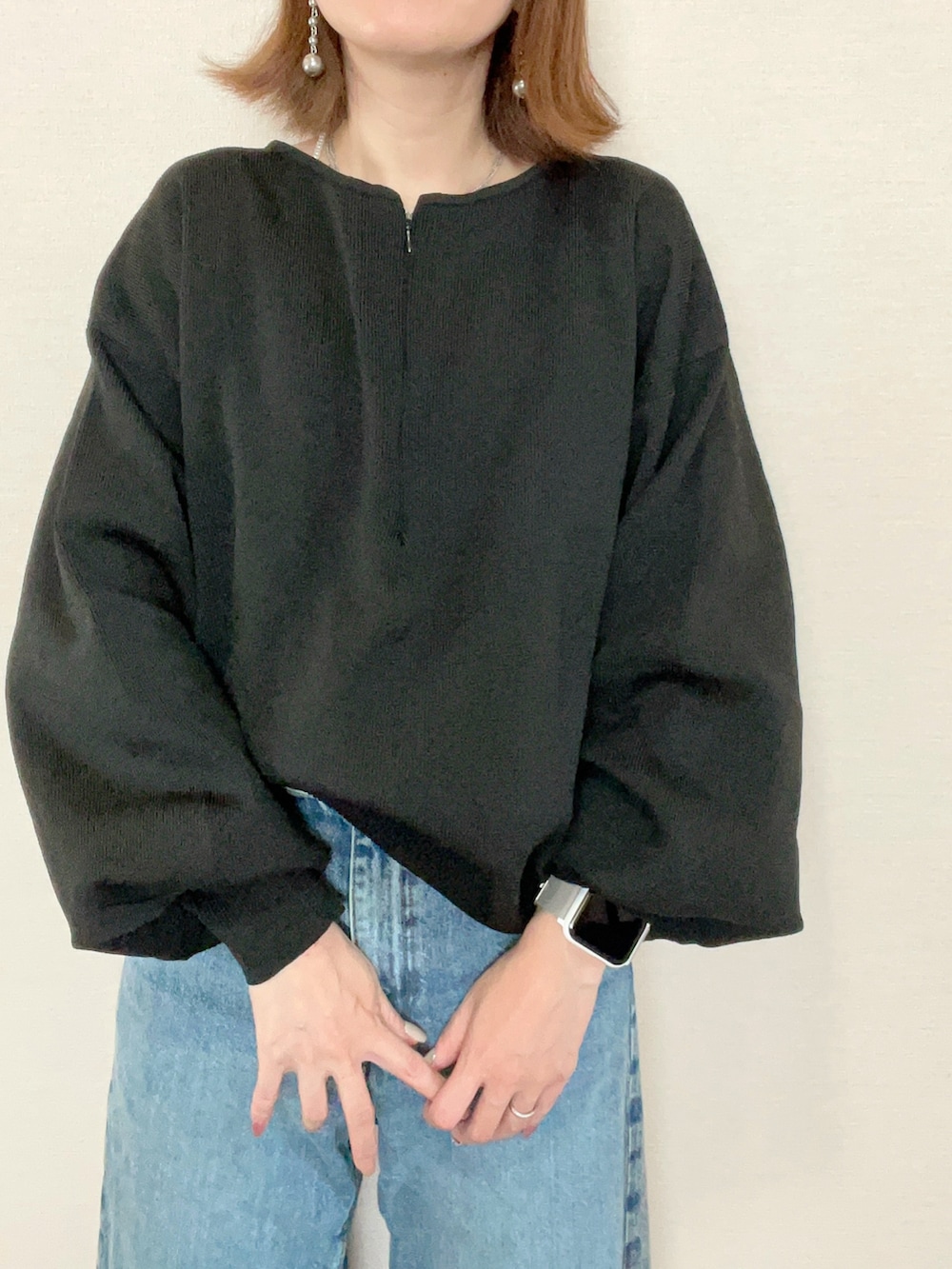 ブラック系のニット/セーター、ベージュ系のバレエシューズを着用したレディースの秋コーディネートの4枚目の写真