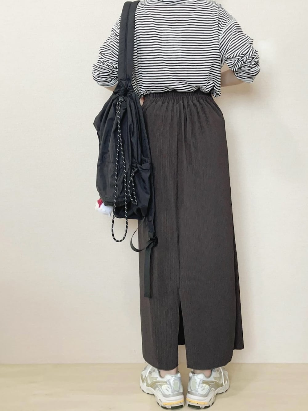 グレー系のスカート、ホワイト系のTシャツ/カットソーを着用したレディースの春コーディネートの4枚目の写真