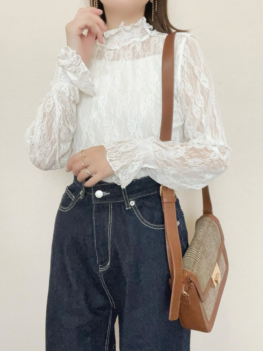 ホワイト系のTシャツ/カットソー、ブルー系のデニムパンツを着用したレディースの夏コーディネートの3枚目の写真