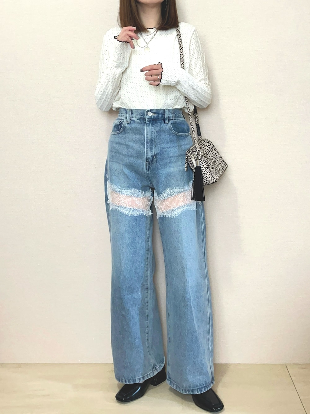 ホワイト系のTシャツ/カットソー、ベージュ系のトレンチコートを着用したレディースの冬コーディネートの2枚目の写真