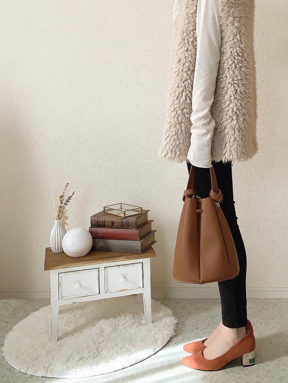 ブラック系のデニムパンツ、オレンジ系のパンプスを着用したレディースの秋コーディネートの2枚目の写真