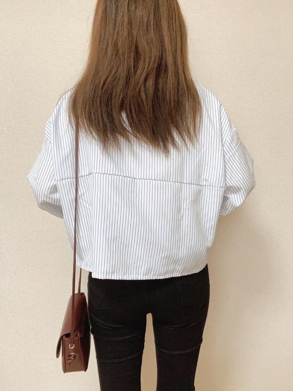 ブルー系のシャツ/ブラウス、ブラウン系のショルダーバッグ、ホワイト系のTシャツ/カットソーを着用したレディースの春コーディネートの3枚目の写真