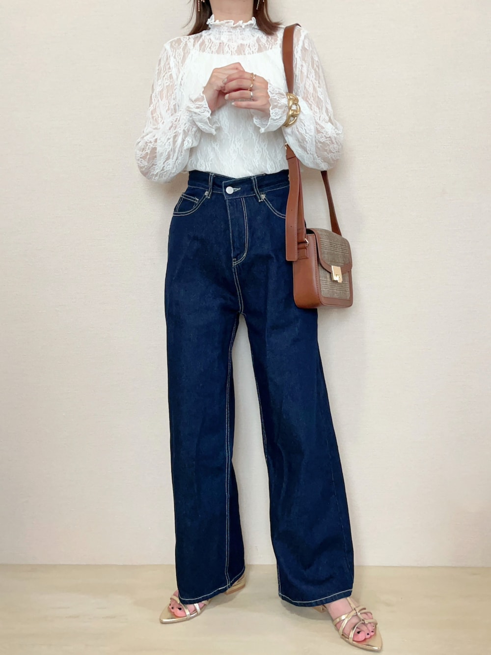 ホワイト系のTシャツ/カットソー、ブルー系のデニムパンツを着用したレディースの夏コーディネートの2枚目の写真