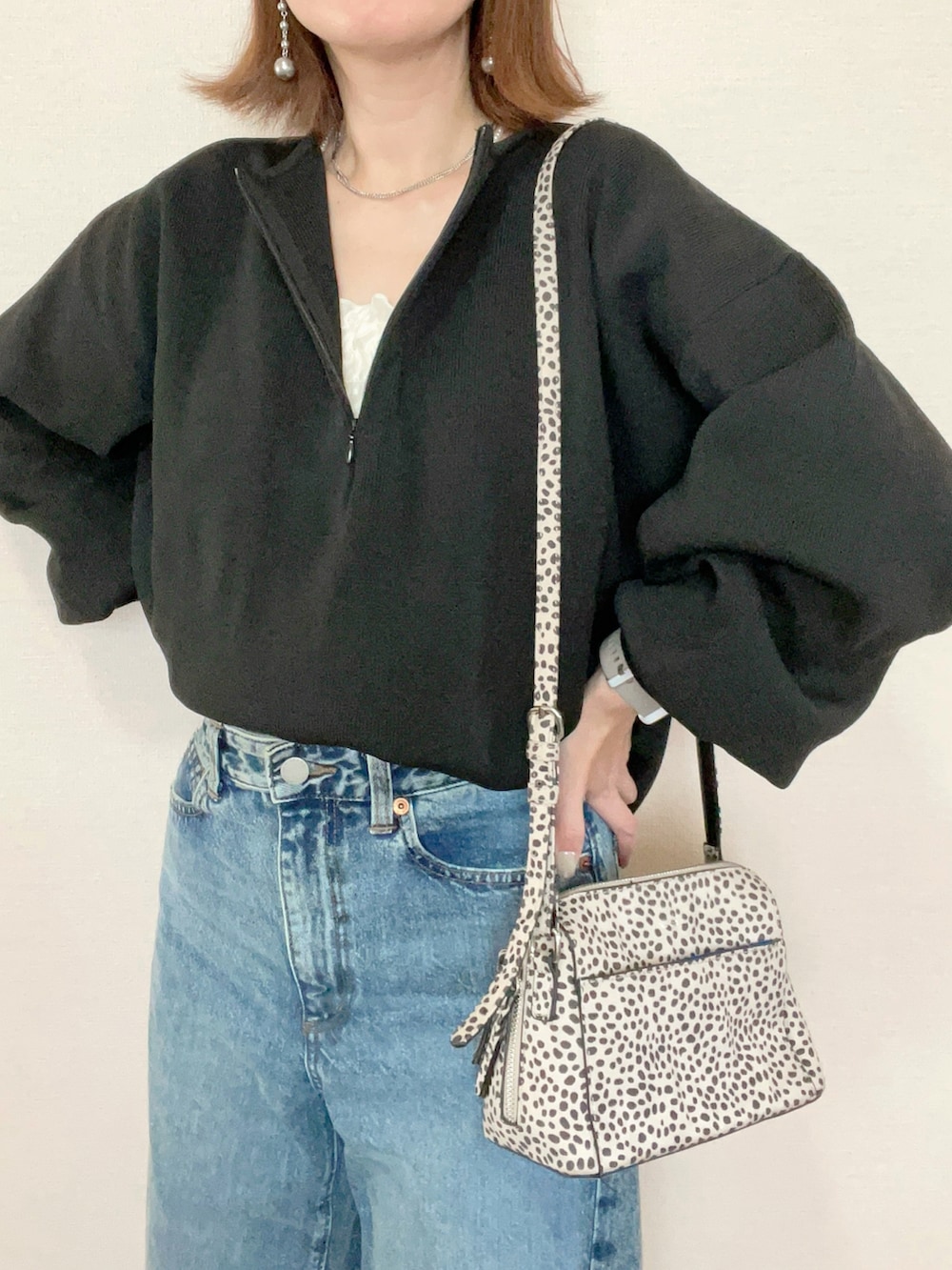 ブラック系のニット/セーター、ベージュ系のバレエシューズを着用したレディースの秋コーディネートの3枚目の写真