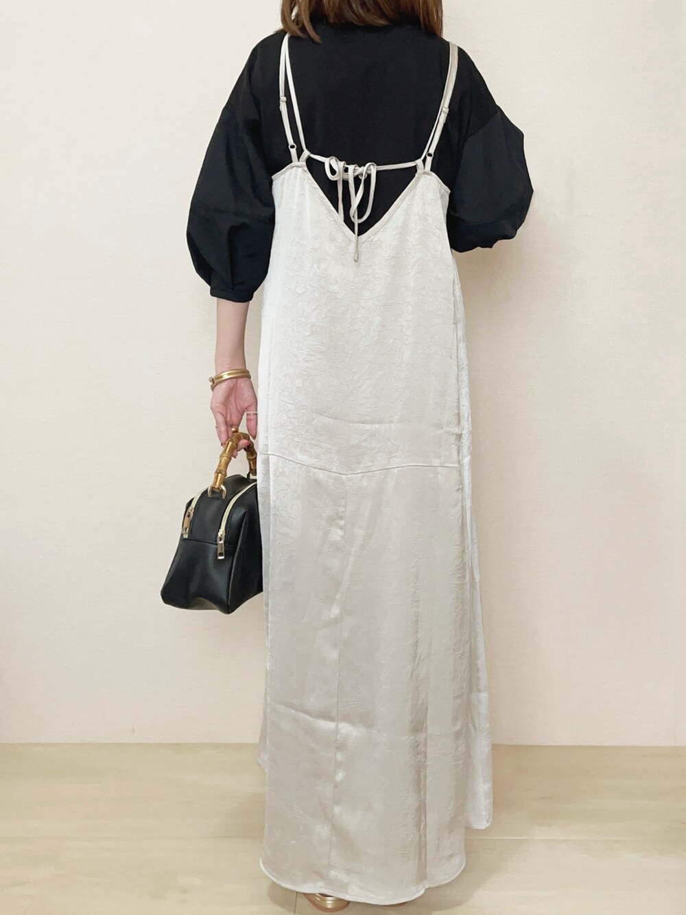 ベージュ系のワンピースを着用したレディースの夏コーディネートの3枚目の写真