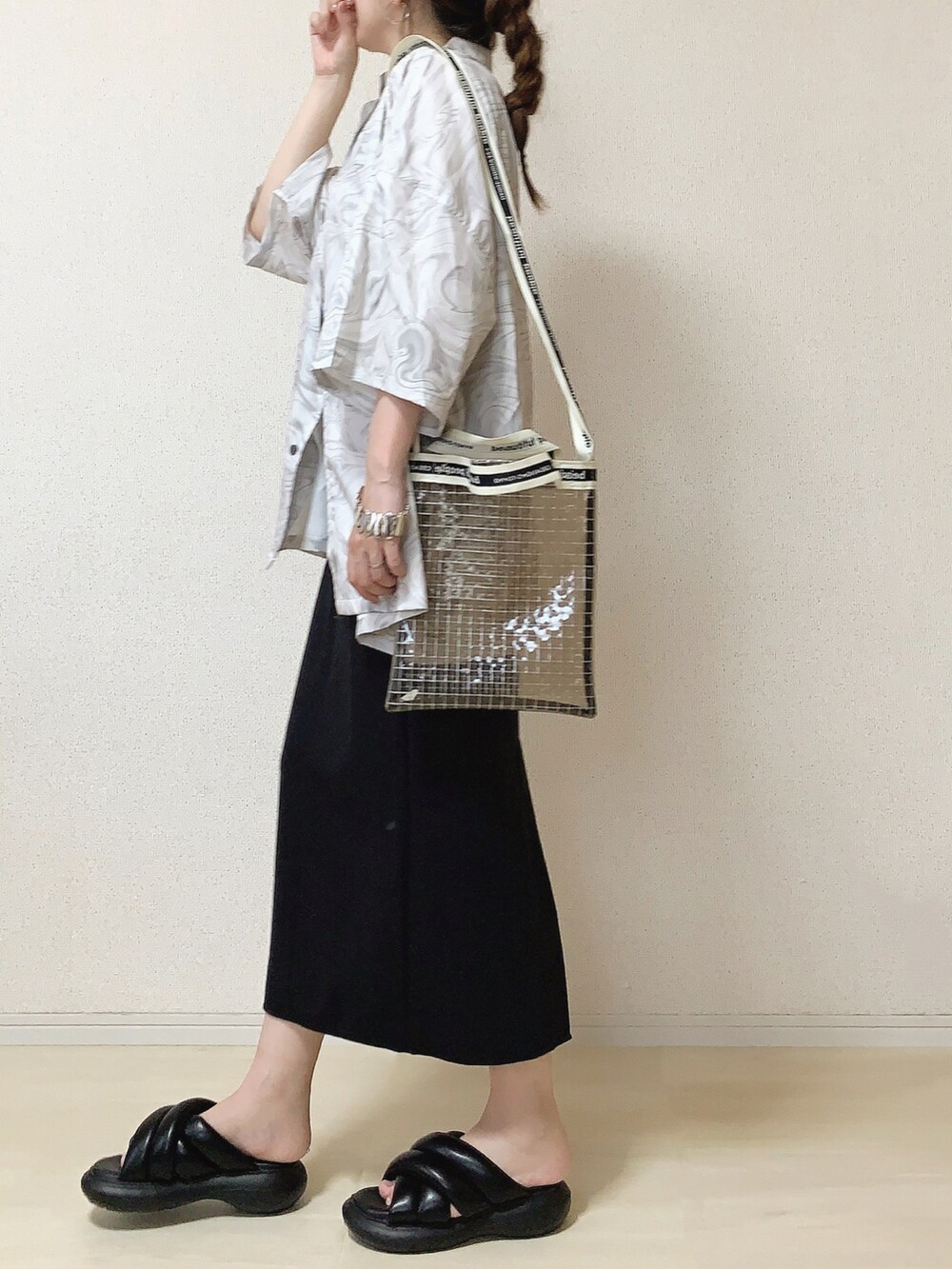 ホワイト系のシャツ/ブラウス、ブラック系のショルダーバッグを着用したレディースの夏コーディネートの2枚目の写真